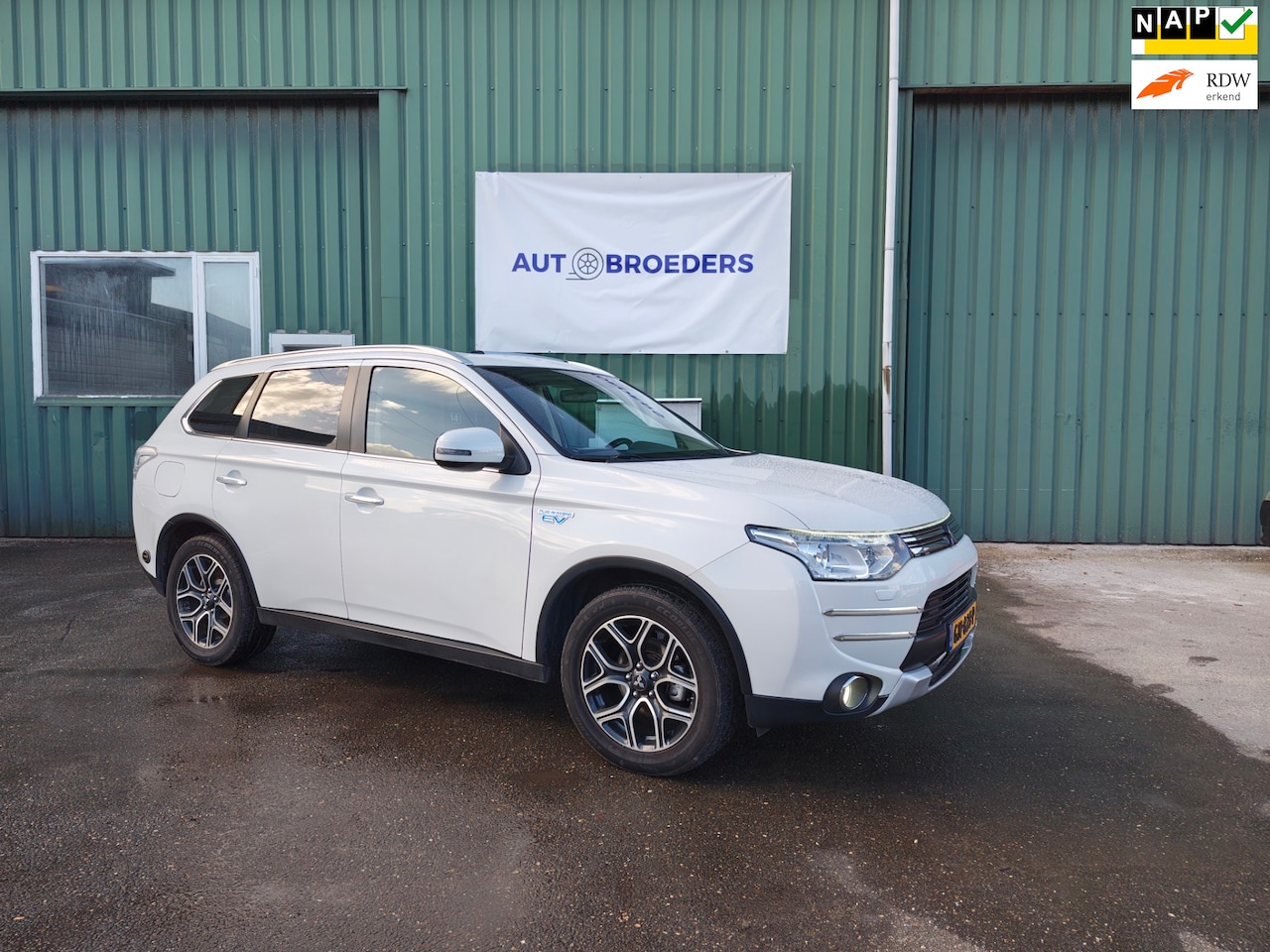 Mitsubishi Outlander - 2.0 PHEV Business Edition - AUTOMAAT - PARKEERCAMERA - AIRCO - VELE OPTIES! - AutoWereld.nl