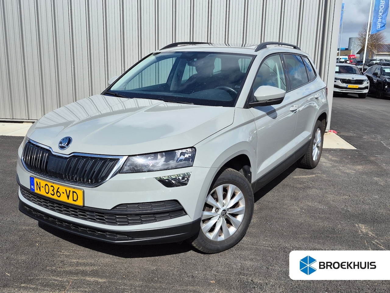 Skoda Karoq - 1.0 TSI Business Edition 110Pk | Glazen Panorama-dak | Stoelverwarming | Apple carplay And - AutoWereld.nl