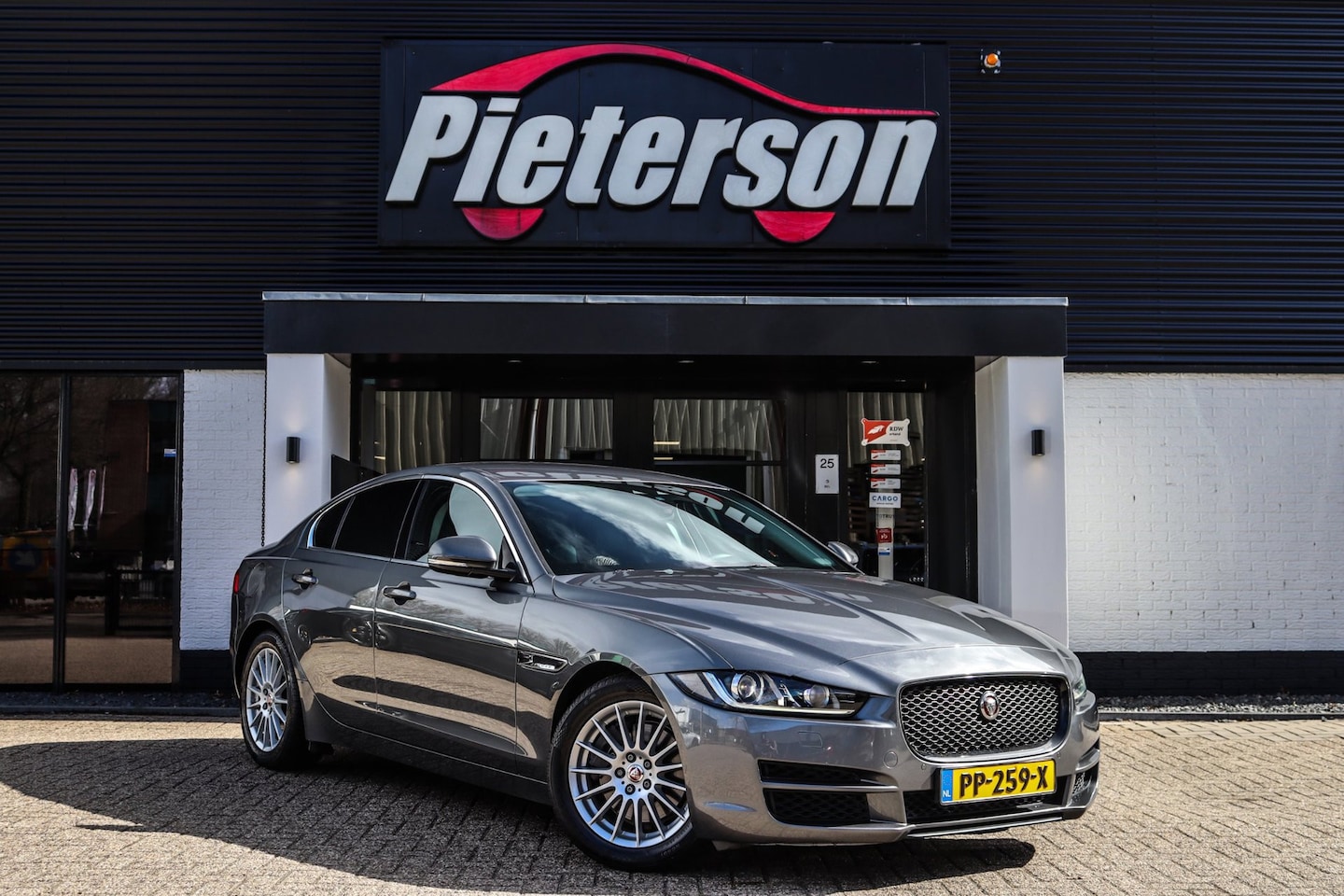 Jaguar XE - 2.0 Prestige ORIGINEEL NL BTW! CAMERA LEDER XENON - AutoWereld.nl