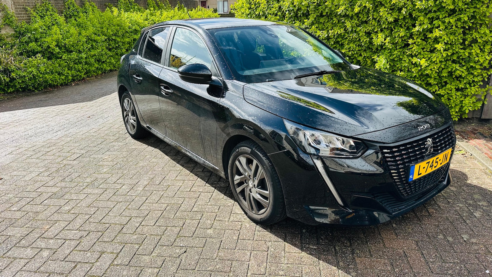 Peugeot 208 - 1.2 PureTech Active Pack zwart van buiten en zwart interieur - AutoWereld.nl