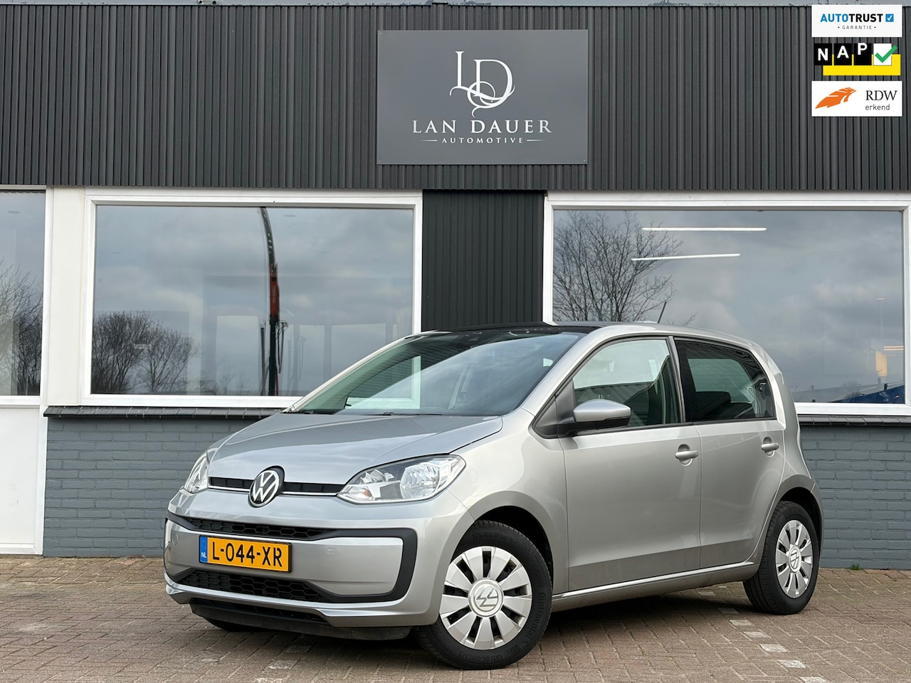 Volkswagen Up! - 1.0 / Airco / Zwartdakje / 2021 - AutoWereld.nl
