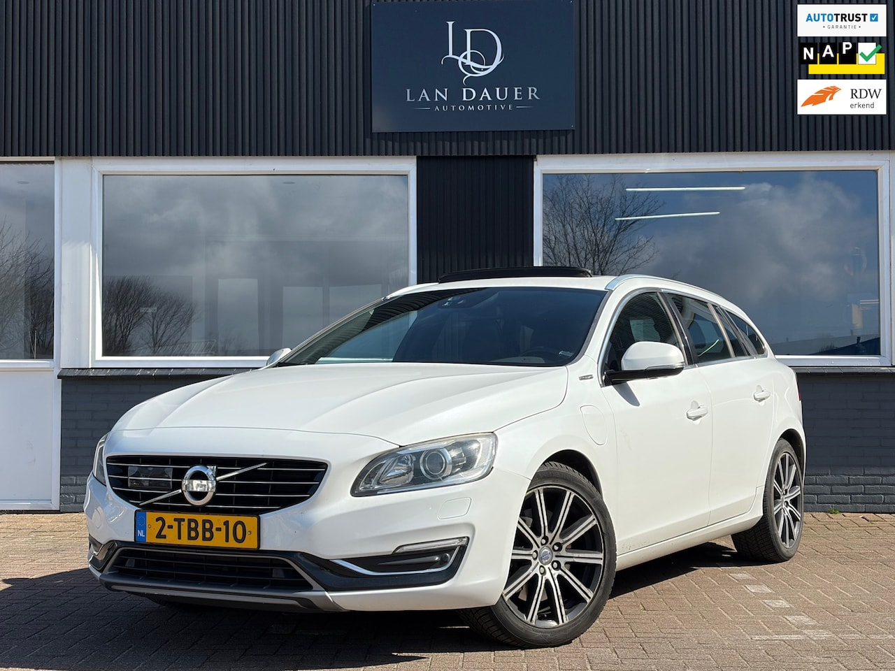 Volvo V60 - 2.4 D6 AWD Plug-In Hybrid Summum / Schuifdak /Leer - AutoWereld.nl
