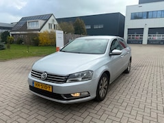 Volkswagen Passat - 2.0 TDI Highline BlueMotion CLIMA SEDAN GRIJS 2014