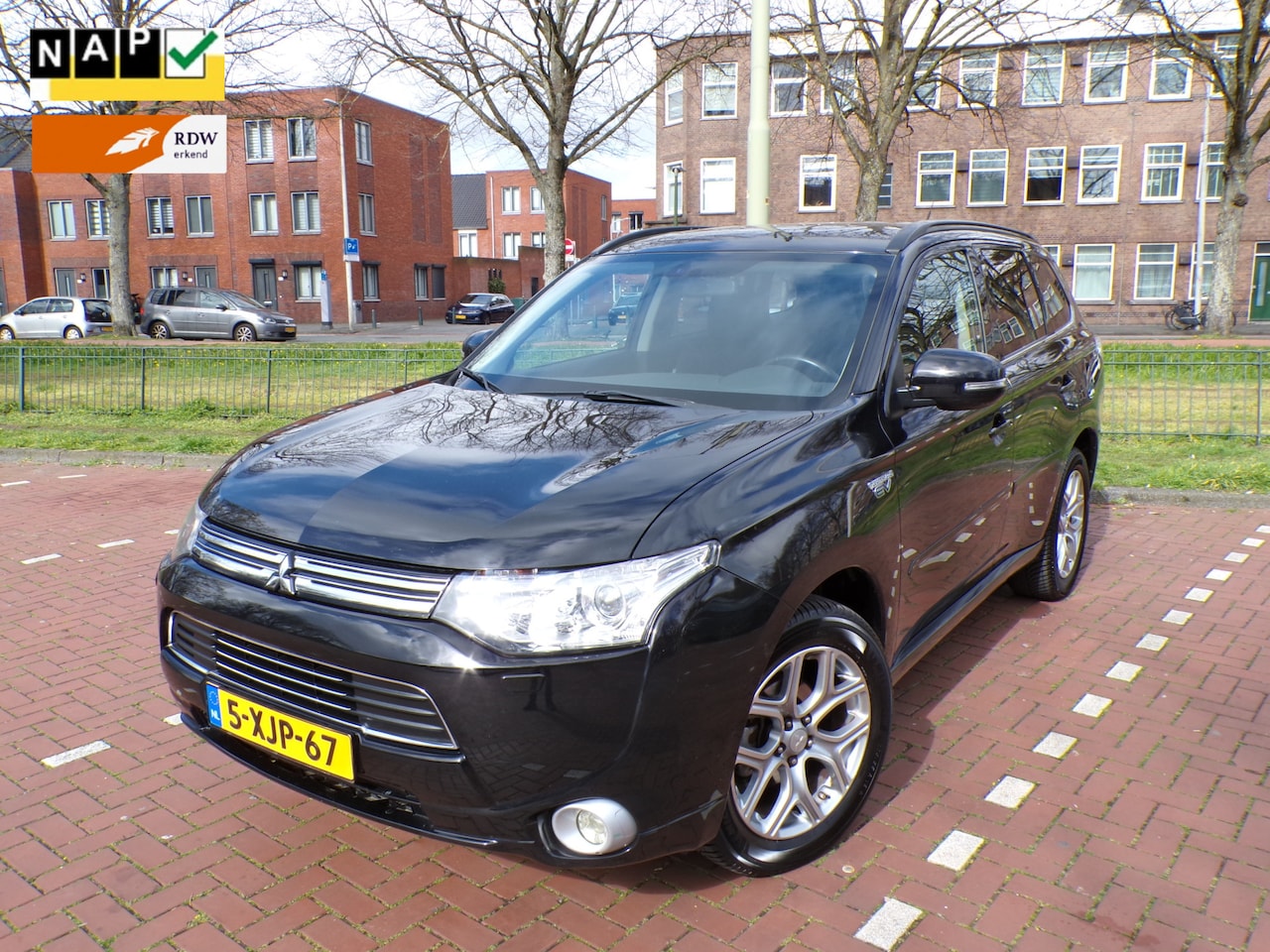 Mitsubishi Outlander - 2.0 PHEV Executive Edition navigatie telefoon cruisecont camera org km nap.... - AutoWereld.nl