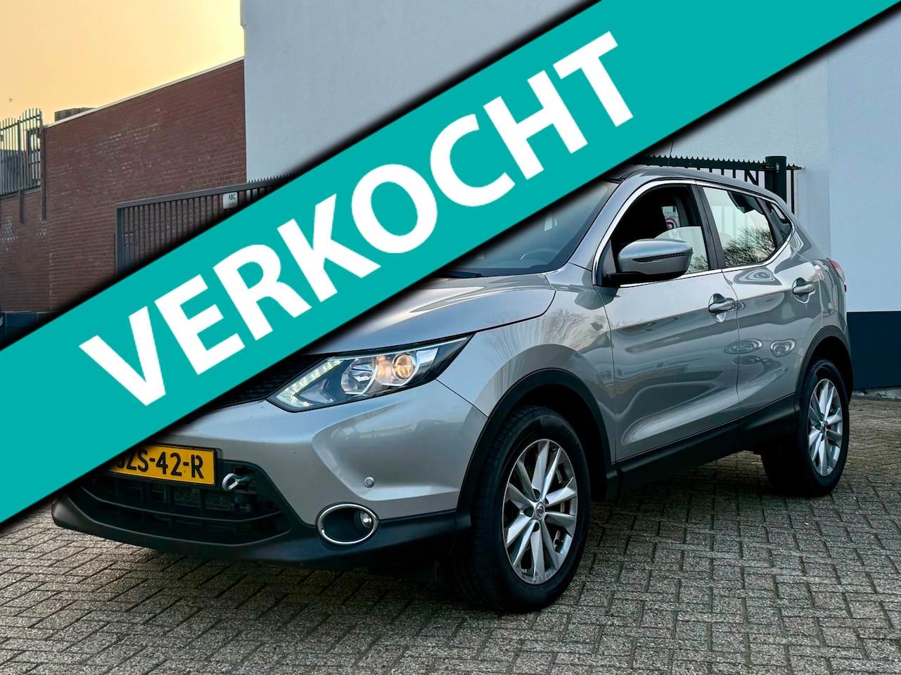 Nissan Qashqai - 1.6 dCi Acenta Automaat MOTOR KAPOT - AutoWereld.nl
