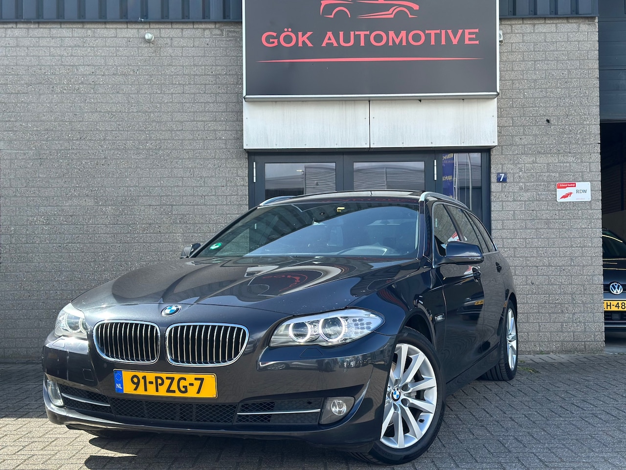 BMW 5-serie Touring - 523i High Executive / Pano / Leer / Stoelverwarming / PDC / Xenon / Navi / NAP / F1 Flippe - AutoWereld.nl