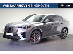 BMW iX2 - eDrive20 High Executive M Sport / Panoramadak / Trekhaak / Sportstoelen / M Adaptief onder