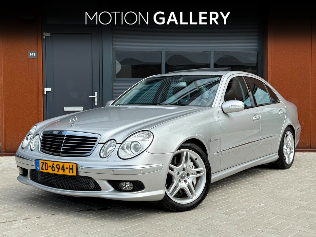 Mercedes-Benz E-klasse - AMG 55 | Eisenmann-uitlaat | Volleer | H&K | Alcantarahemel | Airmatic | Open dak | Bi-xen - AutoWereld.nl