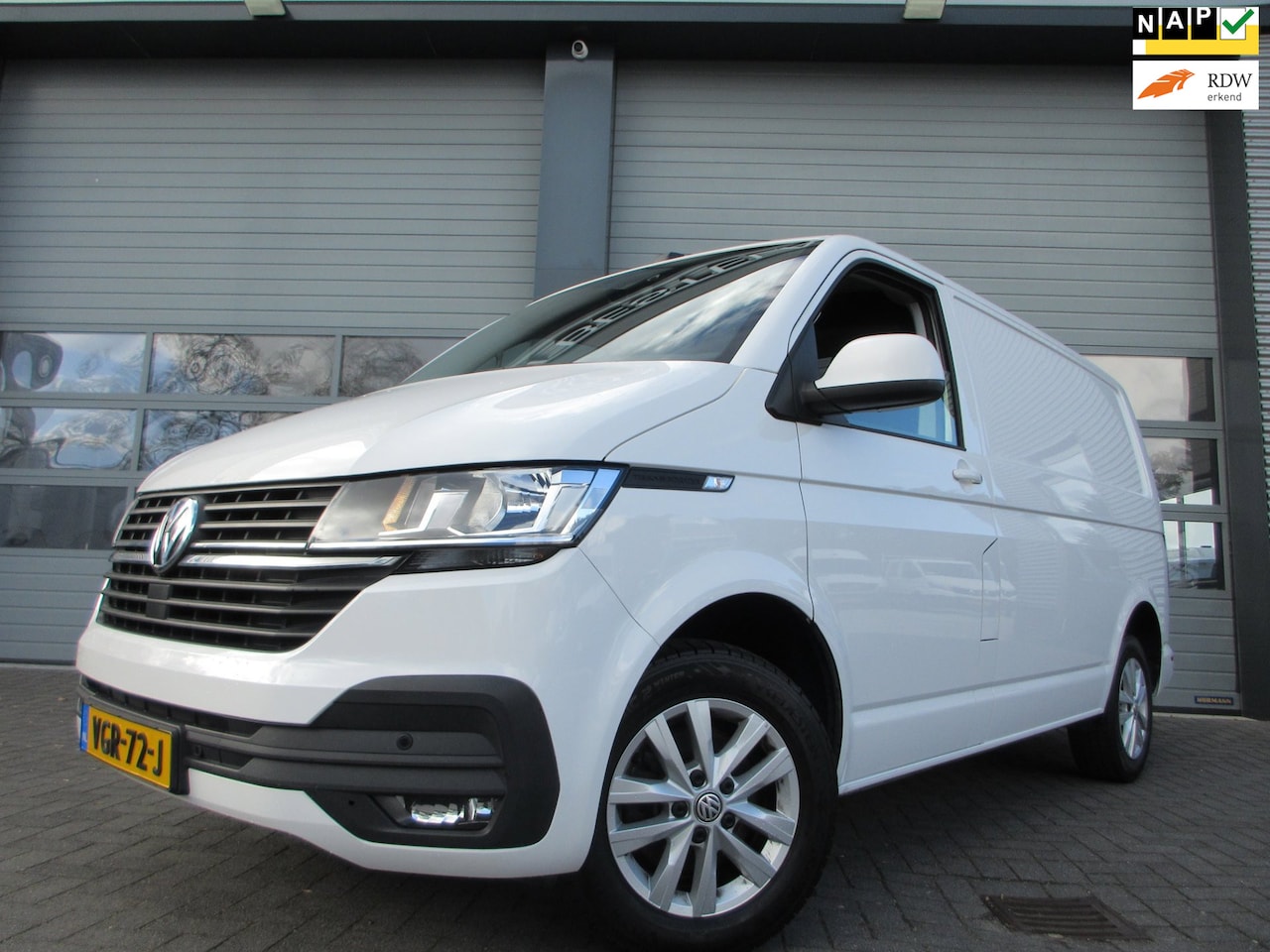 Volkswagen Transporter - 2.0 TDI L1H1 airco navigatie trekhaak 3 zits - AutoWereld.nl