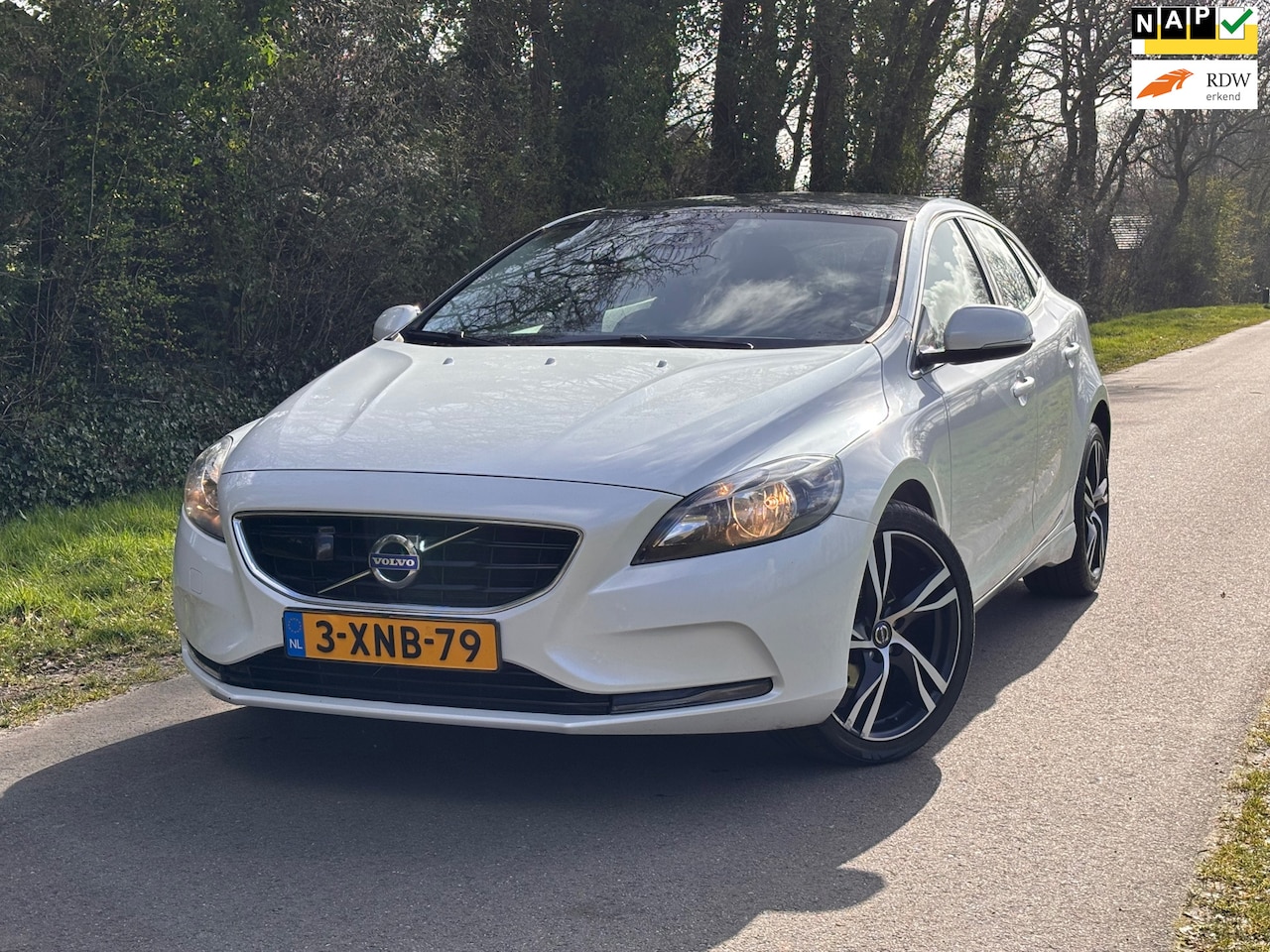 Volvo V40 - 1.6 D2 Momentum Business | Cruise control + Navi | - AutoWereld.nl