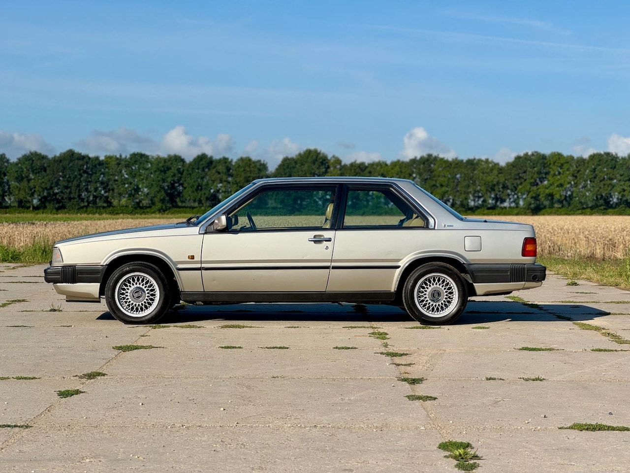 Volvo 780 - Bertone full option met o.a. airco chique kleurstelling - AutoWereld.nl