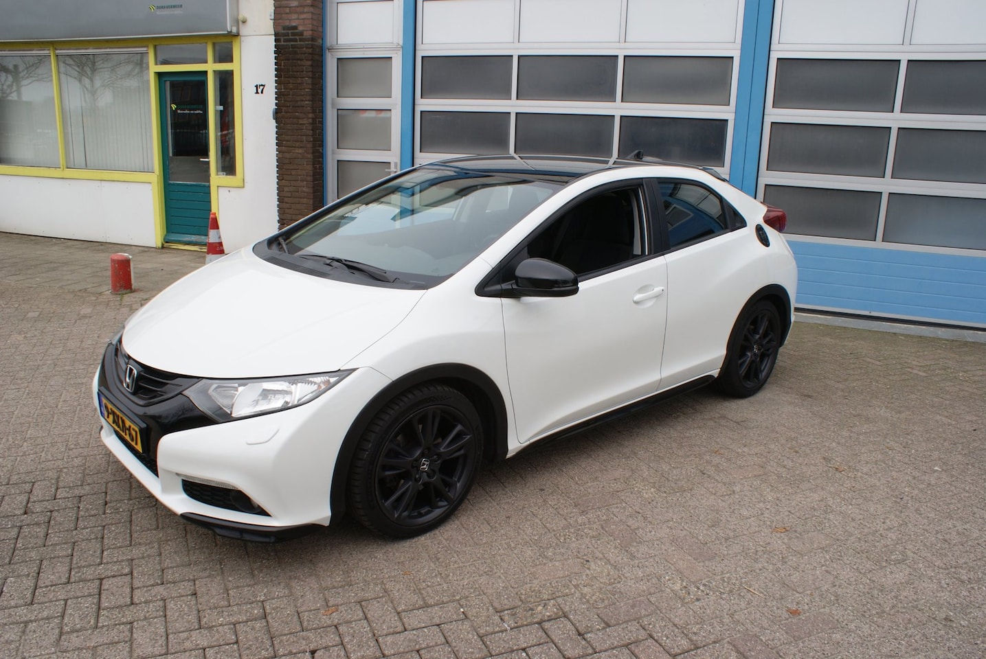 Honda Civic - 1.8 Lifestyle black edition met een set winterbanden - AutoWereld.nl