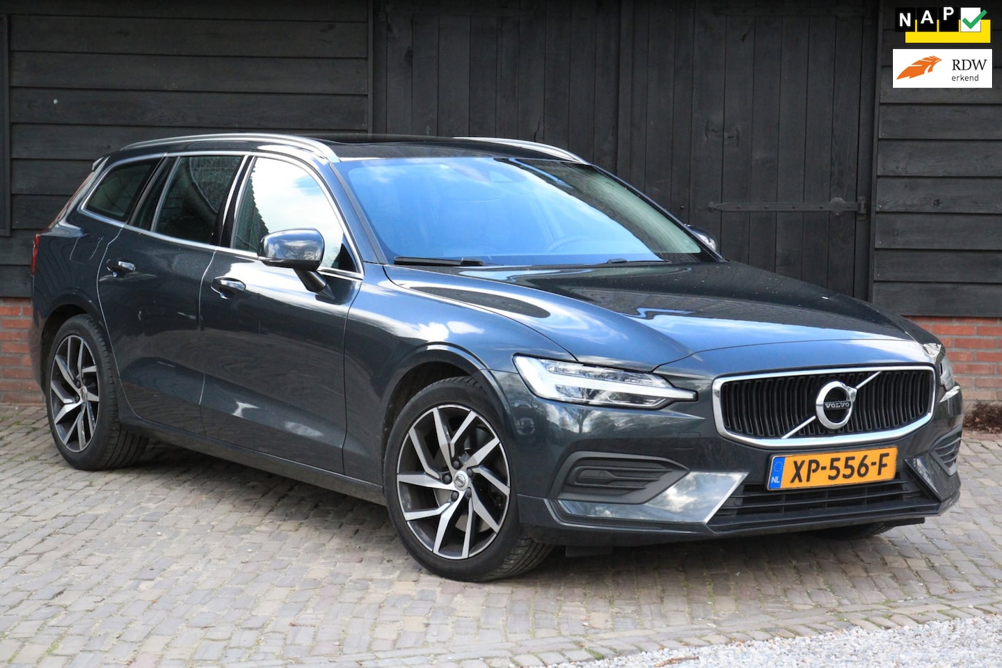 Volvo V60 - 2.0 T5 Momentum Panorama-Elek,Dak/Camera/Blis/Adaptive/Trekhaak - AutoWereld.nl