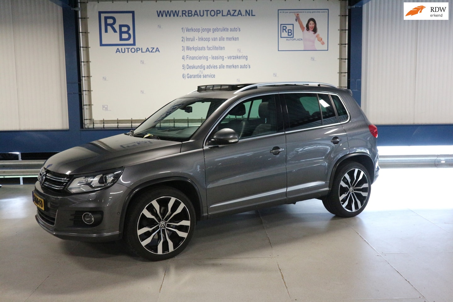 Volkswagen Tiguan - 2.0 TDI R-Line Edition 4Motion AUTOMAAT/ PANO/ FULL HISTORY!!! - AutoWereld.nl