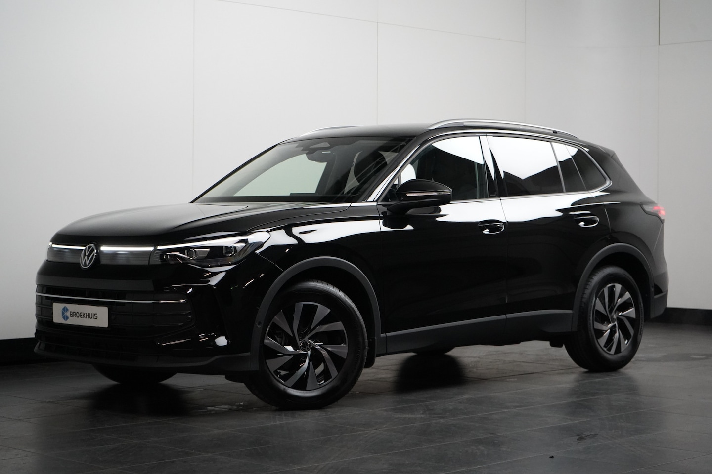 Volkswagen Tiguan - 1.5 eTSI Life Edition | Trekhaak | Achteruitrijcamera | Apple Carplay | Climatronic | - AutoWereld.nl