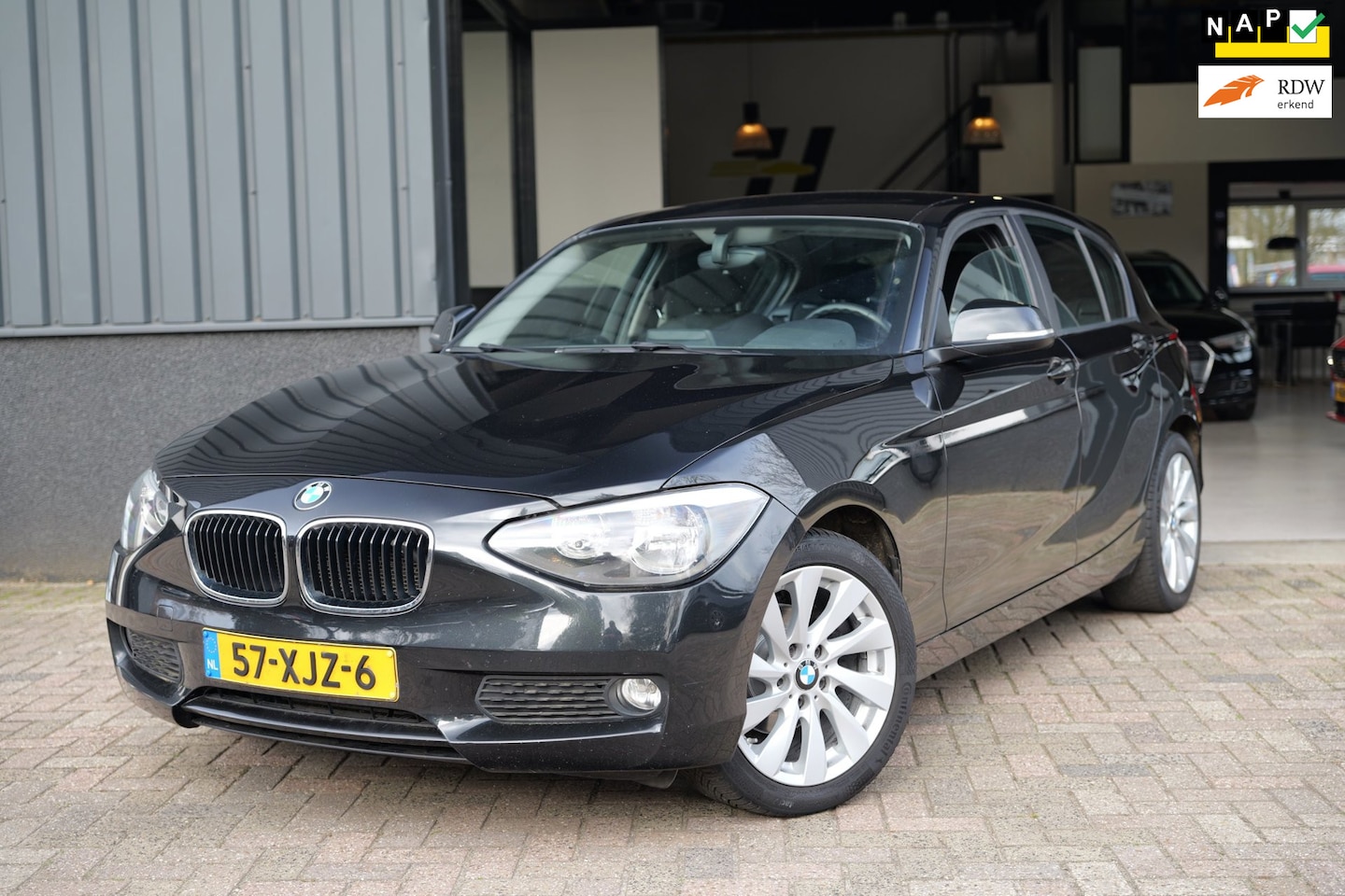 BMW 1-serie - 116i Business AUT|Cruise C|LM velgen|Navi|Trekh - AutoWereld.nl