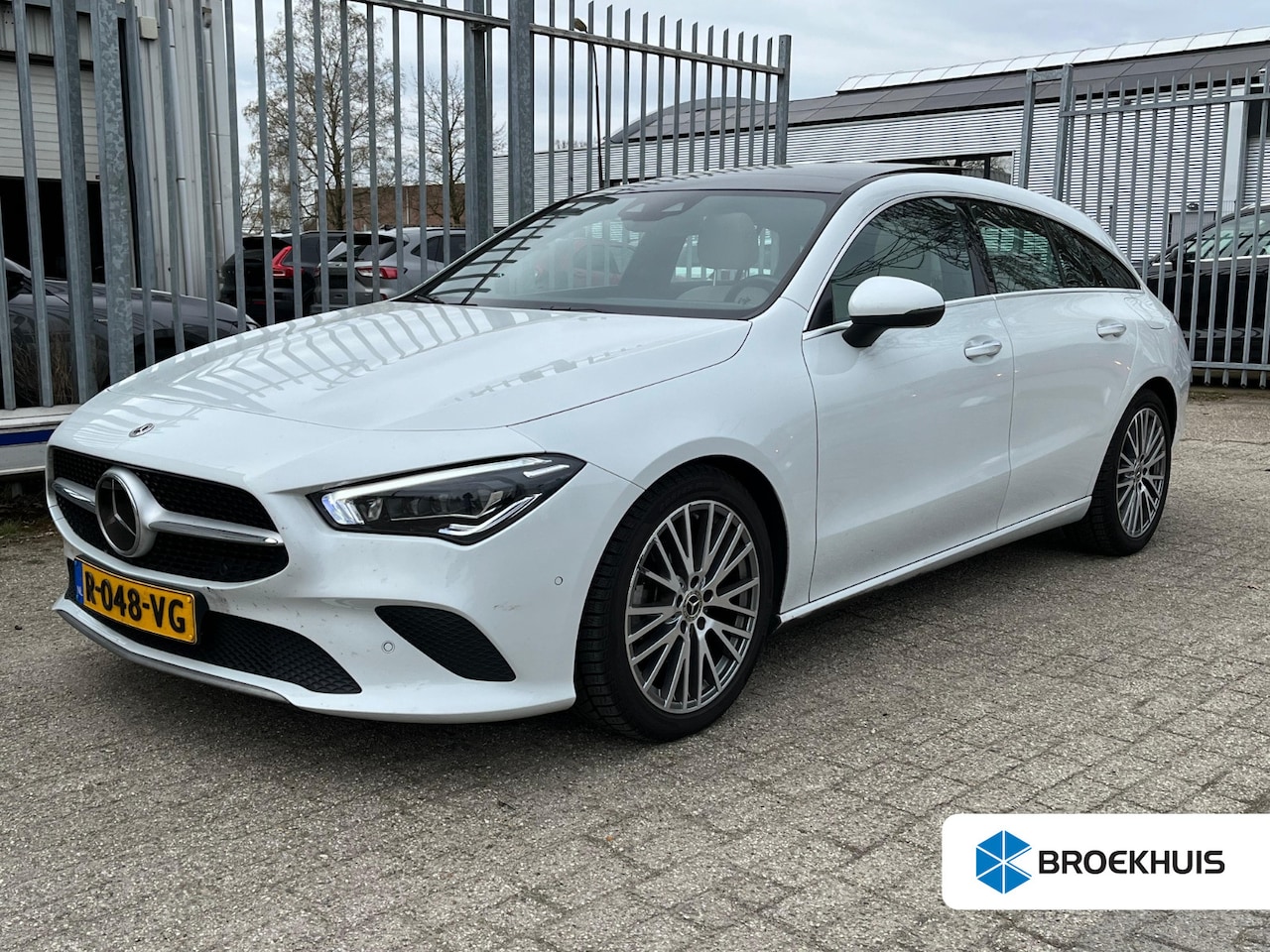 Mercedes-Benz CLA-klasse Shooting Brake - 180 Luxury Line Panorama Dak | Lederen Bekleding | Widescreen | Stoelverwarming | Elek. Ac - AutoWereld.nl