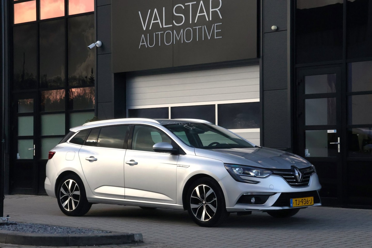 Renault Mégane Estate - 1.3 TCe Bose | massage stoelen | LED - AutoWereld.nl