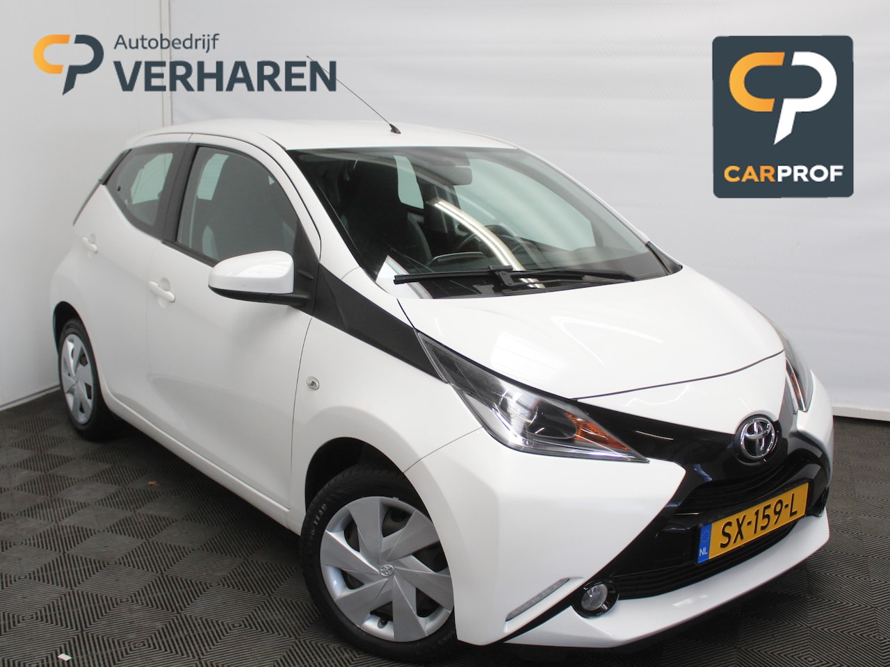 Toyota Aygo - 1.0 VVT-i x-fun AIRCO | CAMERA | STB | LED | ELRM/SP | CV - AutoWereld.nl
