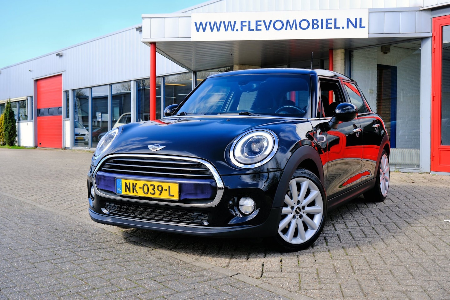 MINI Cooper - 1.5 Cooper Chili Serious Business Navi|Clima|LMV - AutoWereld.nl