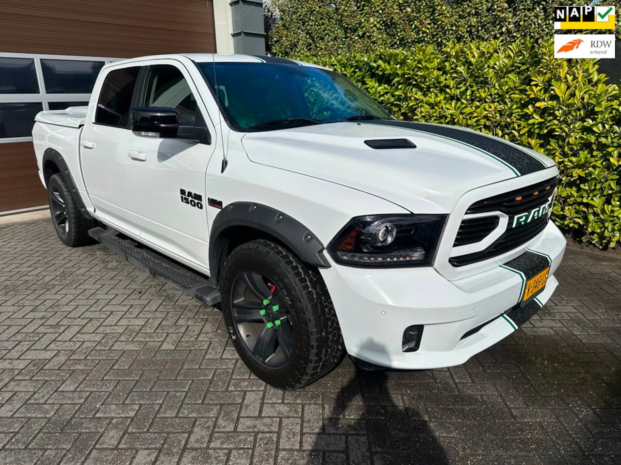 Dodge Ram 1500 - 5.7 V8 4x4 Quad Cab 6'4 trekhaak achteruitrijcamera panoramadak - AutoWereld.nl