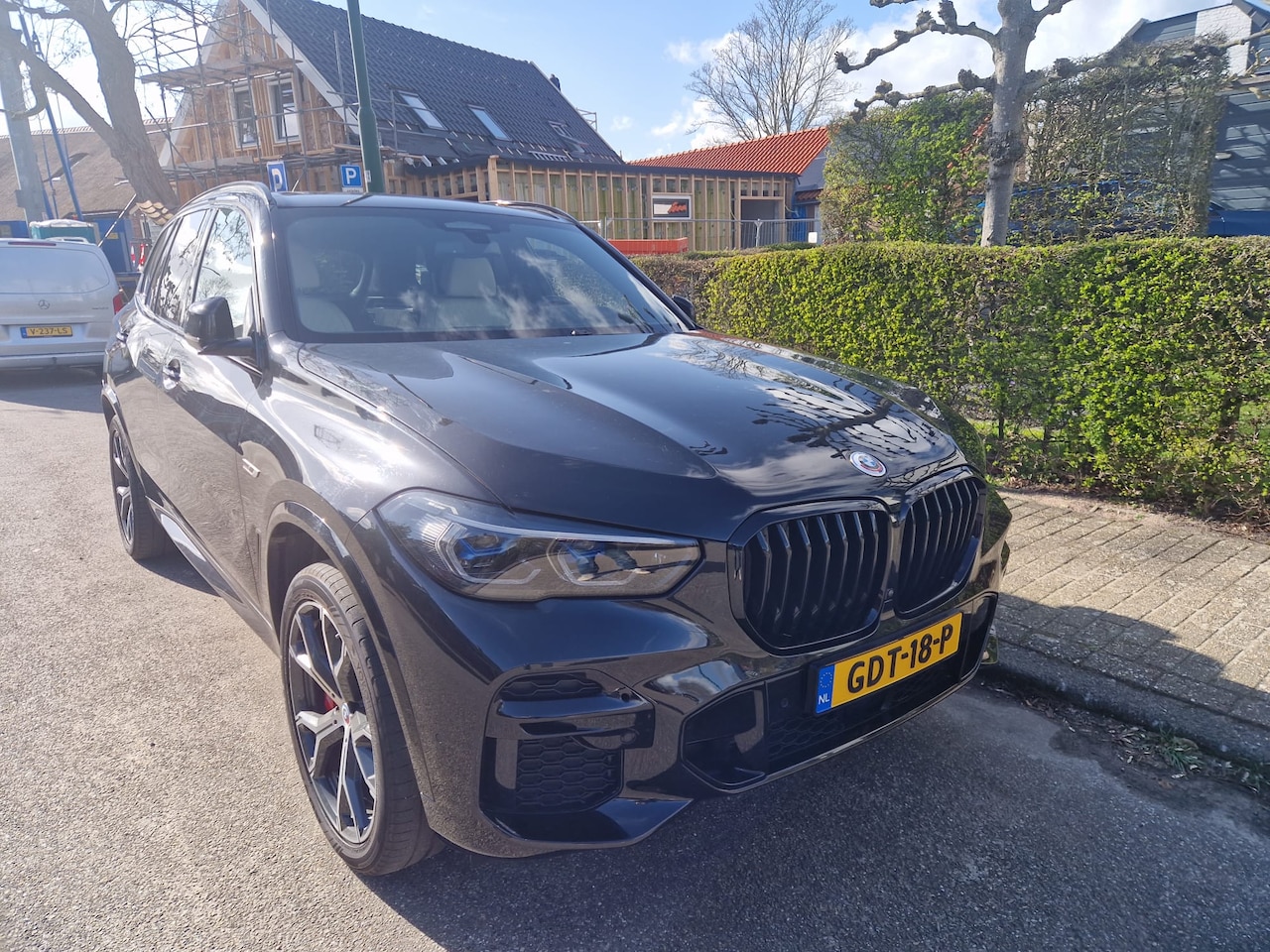 BMW X5 - 45e xDrive High Executive M-Sport Pano Laser Trekhaak BTW Merino Individual Beige leer - AutoWereld.nl
