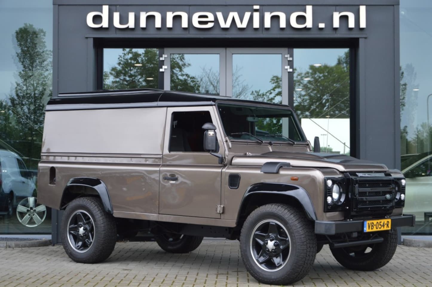 Land Rover Defender 110 - 110 HT 2.2D SE NL auto*Airco*CV*Elektrice ramen*Standkachel - AutoWereld.nl