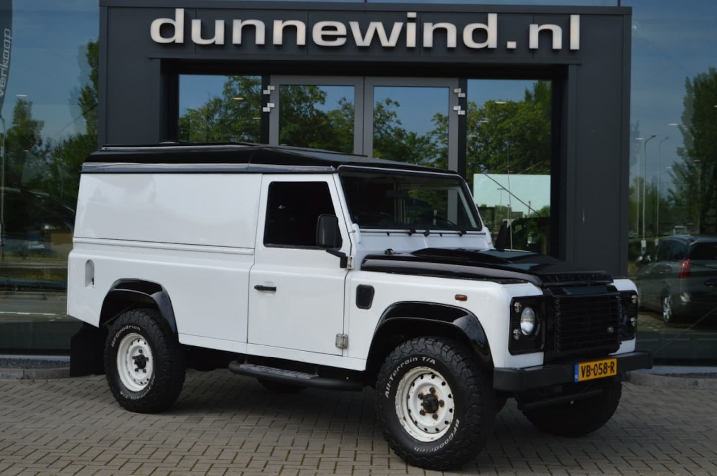 Land Rover Defender 110 - 110 HT 2.2D SE NL auto*Airco*CV*Elektrice ramen*Standkachel - AutoWereld.nl