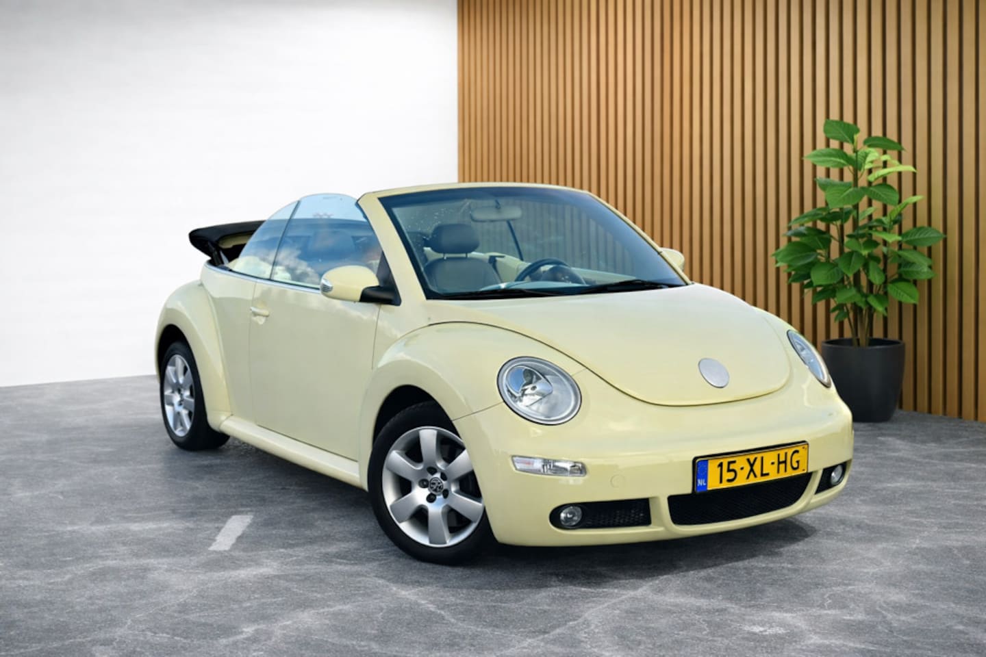 Volkswagen New Beetle Cabriolet - 2.0 Highline (CREME KLEUR, AIRCO, STOELVERWARMING, CABRIO, GOED ONDERHOUDEN, NIEUWE APK!) - AutoWereld.nl