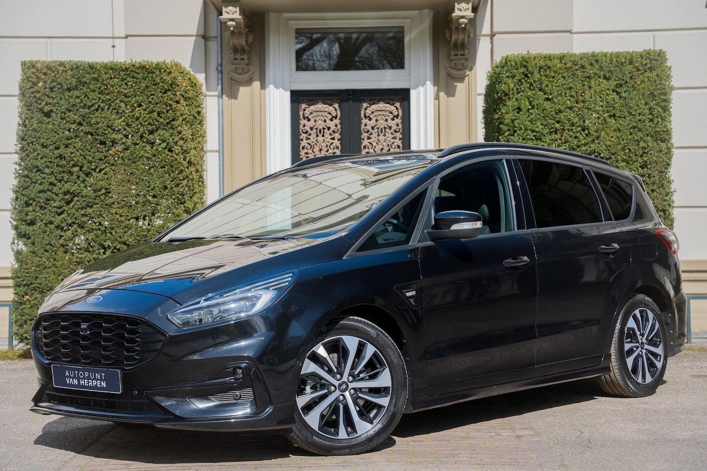 Ford S-Max - 2.5 FHEV ST-Line 7p. 2E PAASDAG GEOPEND 10:00 - 16:00 - AutoWereld.nl