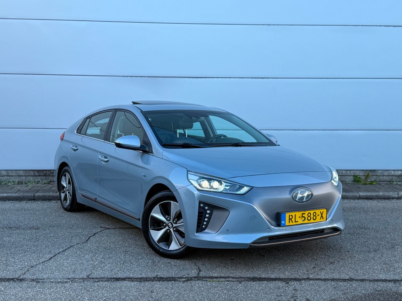 Hyundai IONIQ - Premium EV (bj 2018) SCHUIFDAK|XENON|LEER|CAM|EX BTW! - AutoWereld.nl