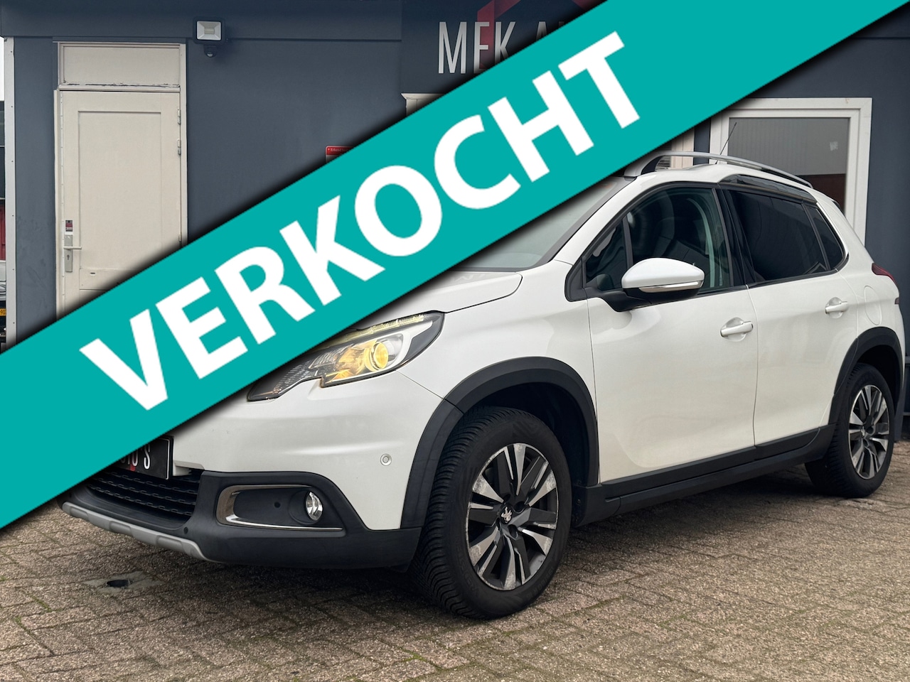 Peugeot 2008 - 1.2 PureTech Allure|Pano|Navi|Climate|Leer|1e Eig|Trekhaak - AutoWereld.nl