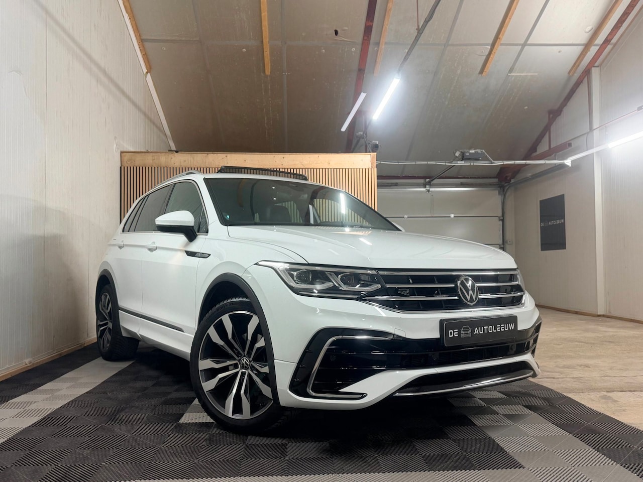Volkswagen Tiguan - 1.5 TSI R-Line Business | 1e eig | Volledig Onderhouden - AutoWereld.nl