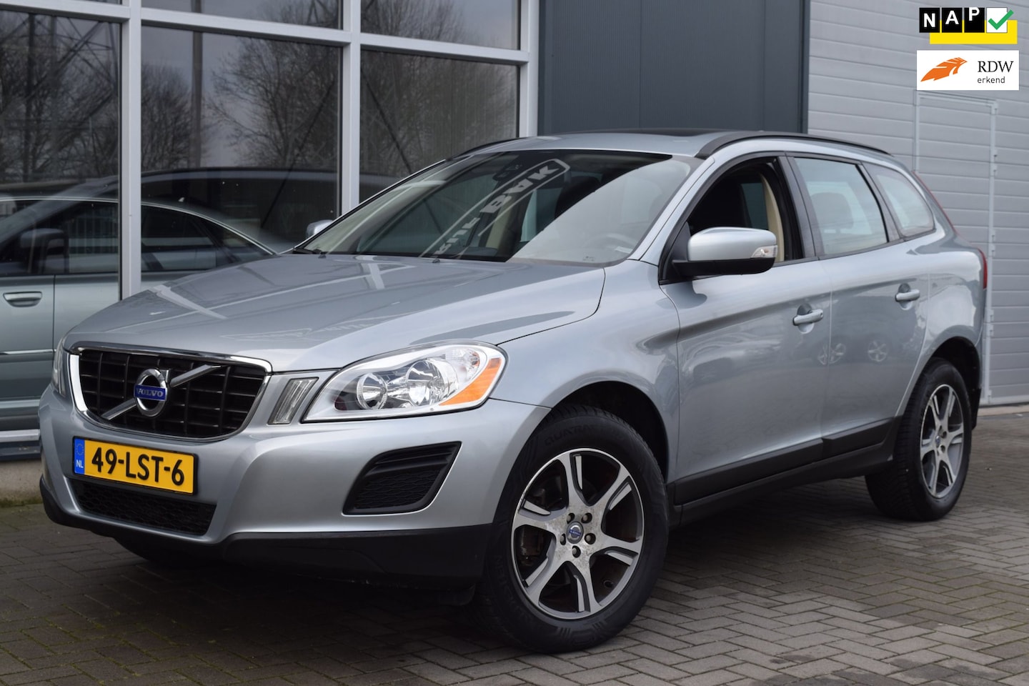 Volvo XC60 - 2.0T Kinetic | Automaat | Pano | NAP + APK 2-2027 ! - AutoWereld.nl