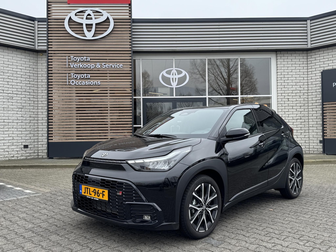 Toyota Aygo X - HYBRID 115 GR-SPORT NL-AUTO 1E EIG UNIEK!! STOELVERW LED 18 ''LM-VELGEN PARK-SENSOREN KEYL - AutoWereld.nl