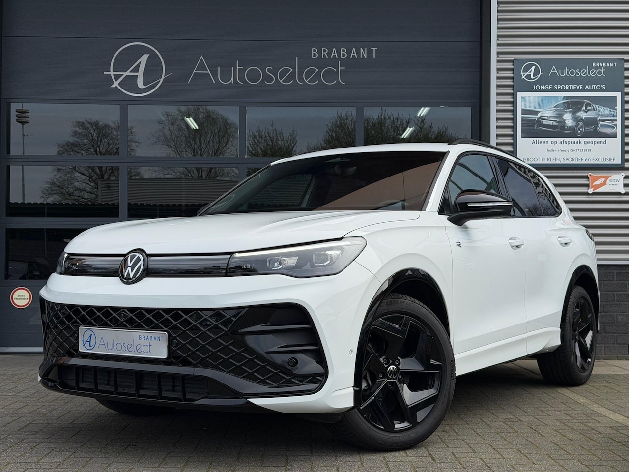 Volkswagen Tiguan - 1.5 eTSI R-Line Business Navi 360 ACC - AutoWereld.nl