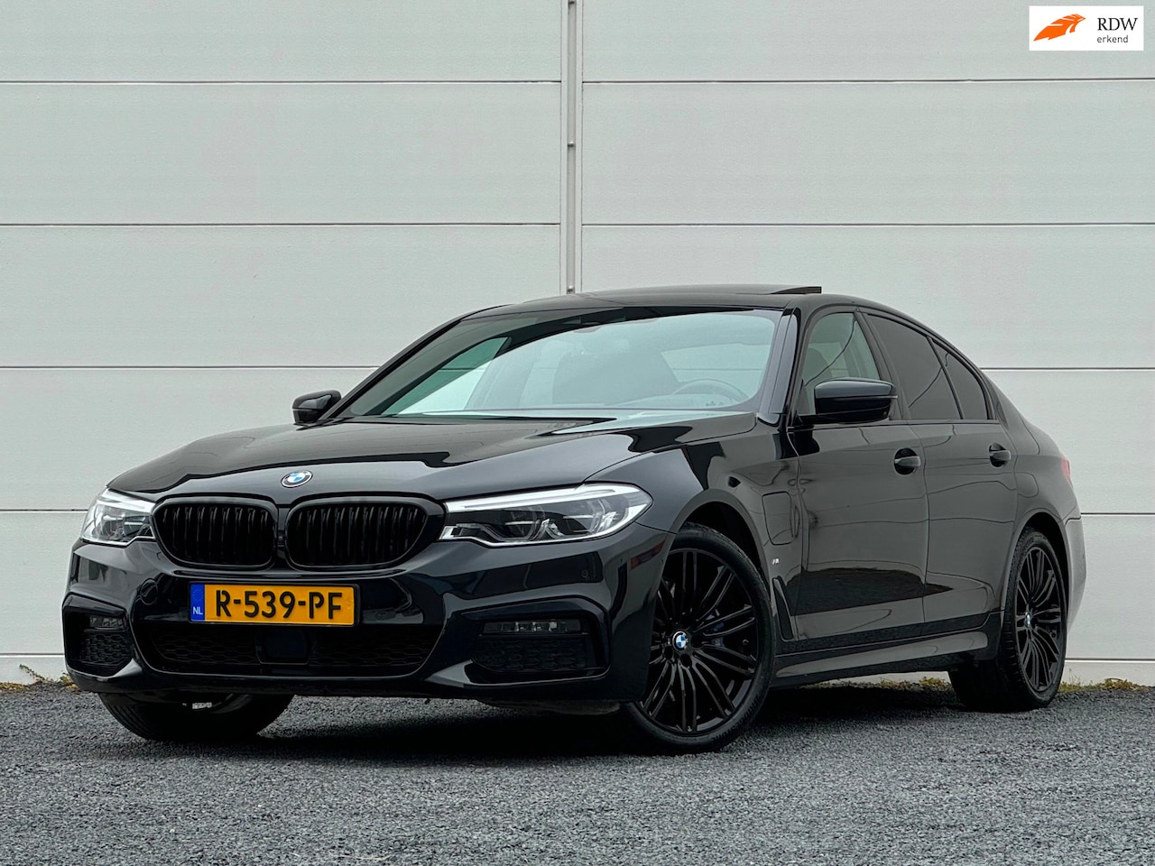 BMW 5-serie - 530e High Exe M-Sport Pano Head up HK Stoelventilatie 360 Camera Shadow line - AutoWereld.nl