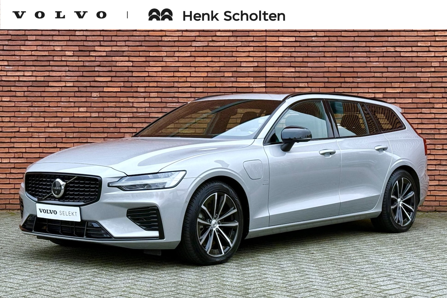 Volvo V60 - T6 Plug-in hybrid AWD Plus Dark | Trekhaak | Verwarmbare Voorstoelen + Stuurwiel | Premium - AutoWereld.nl