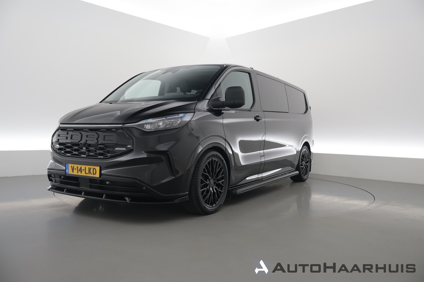 Ford Transit Custom - 320 2.0 TDCI L2H1 BLACK EDITION | Automaat | Dubb.Cab. | Camera | 19" | Verlaagd | Lederen - AutoWereld.nl