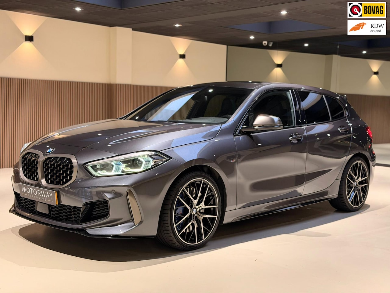 BMW 1-serie - M135i xDrive High Executive Pano|M-Sport|HarmanKardon|HUD|Carplay|Stoel&Stuur verwarming|K - AutoWereld.nl