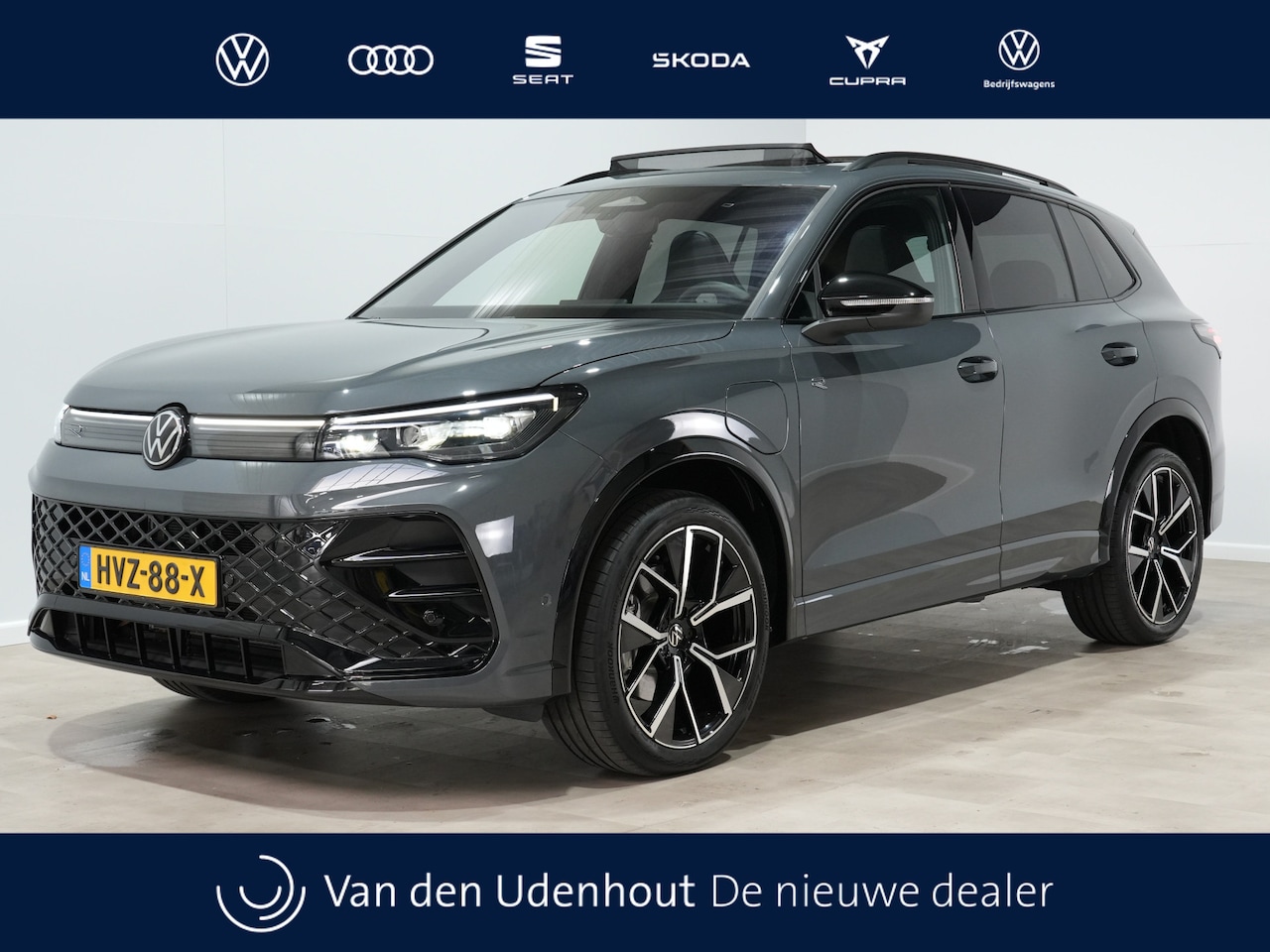 Volkswagen Tiguan - 1.5 TSI eHybrid 272pk PHEV R-Line Business Trekhaak | Pano | Black Style | 20" | Matrix | - AutoWereld.nl