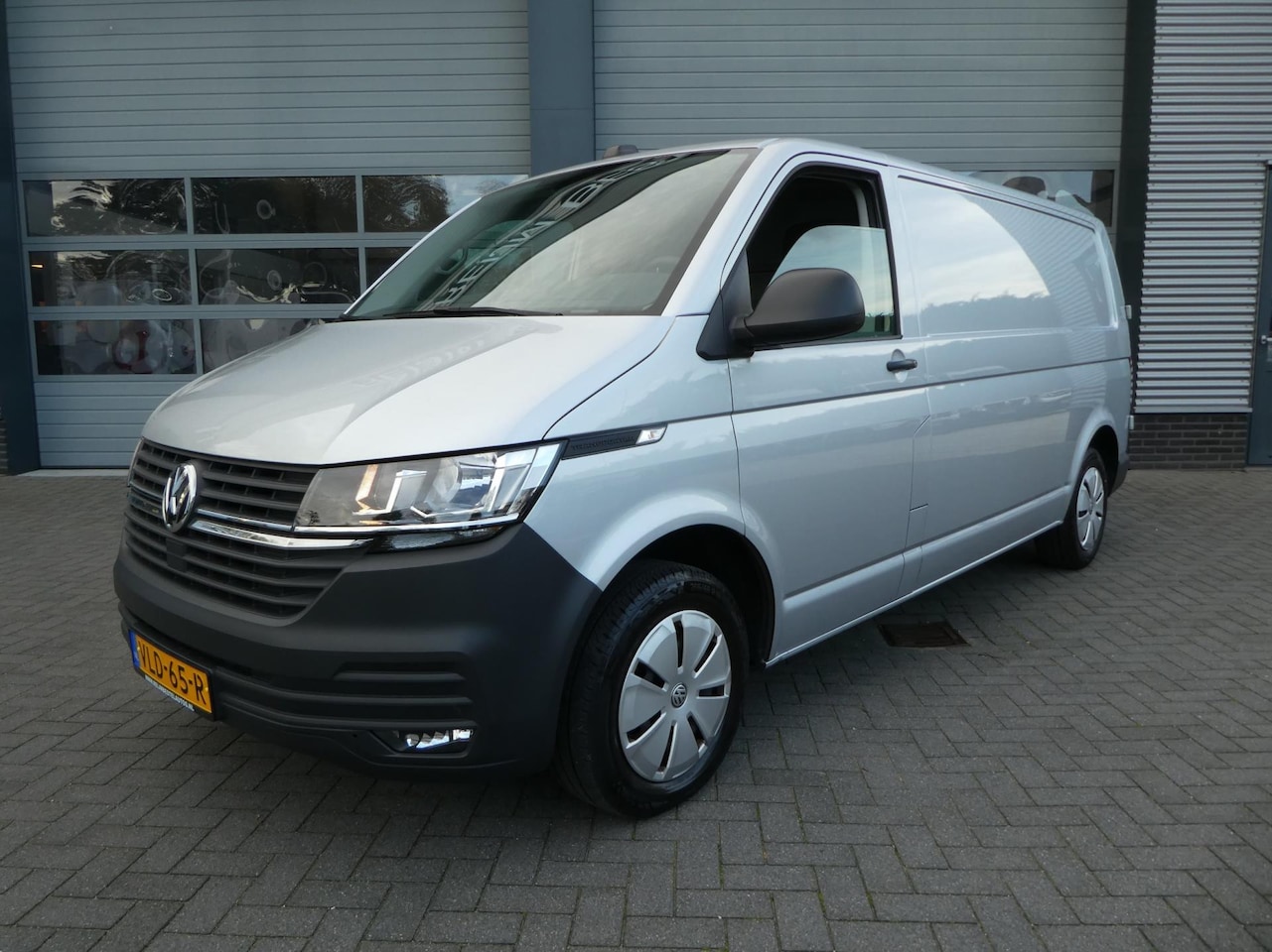 Volkswagen Transporter - 2.0 TDI 150 pk L2H1 lang airco navigatie trekhaak - AutoWereld.nl