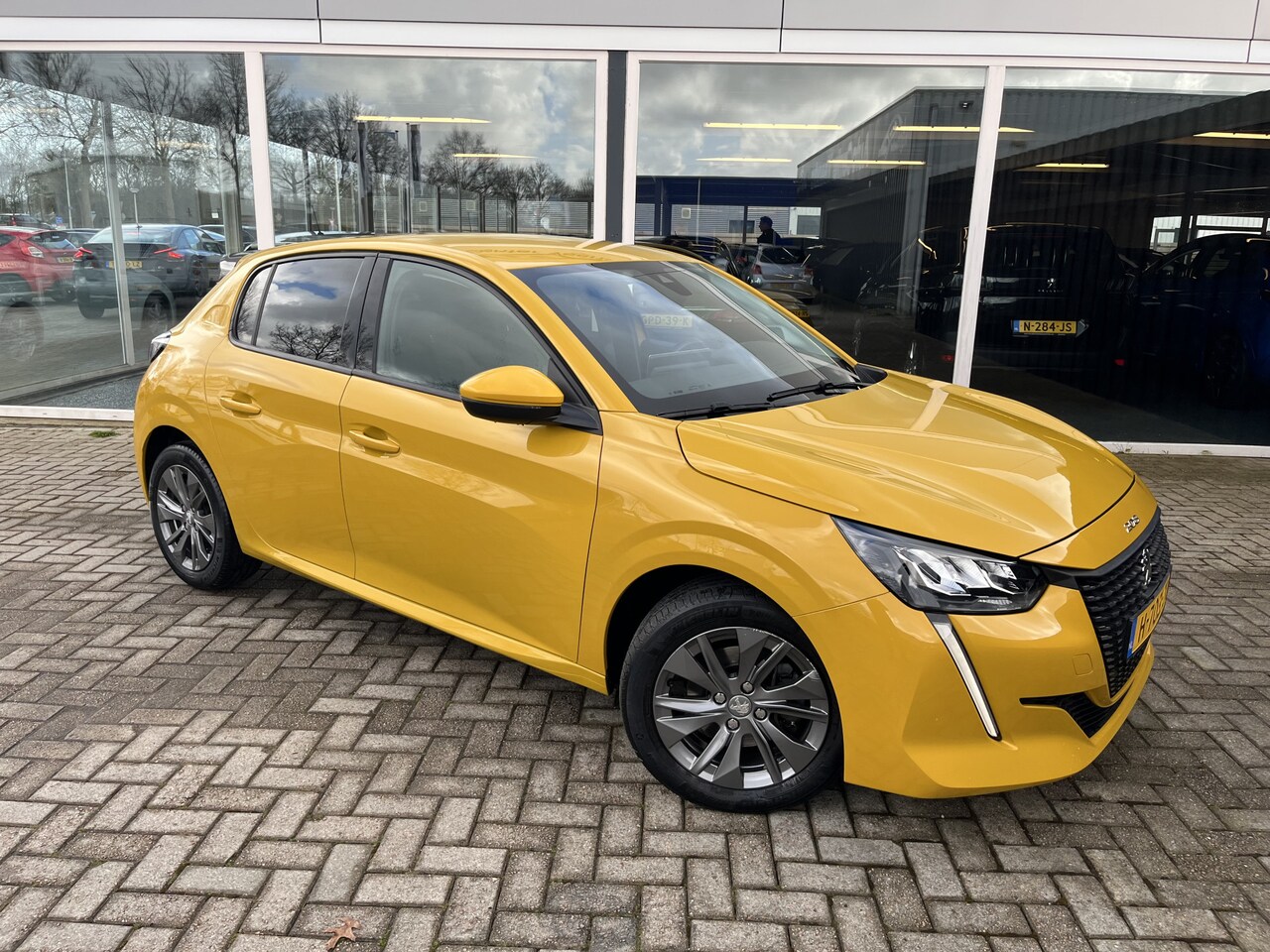 Peugeot 208 - 1.2 PureTech Blue Lease Allure Automaat / Camera / Carplay / Virtual display - AutoWereld.nl