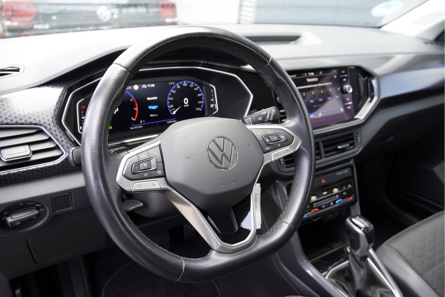 Volkswagen T-Cross - 1.0 TSI Automaat! Style BJ2021 Lmv 17" | Led V+A | Pdc | Trekhaak | Achteruitrijcamera | A - AutoWereld.nl