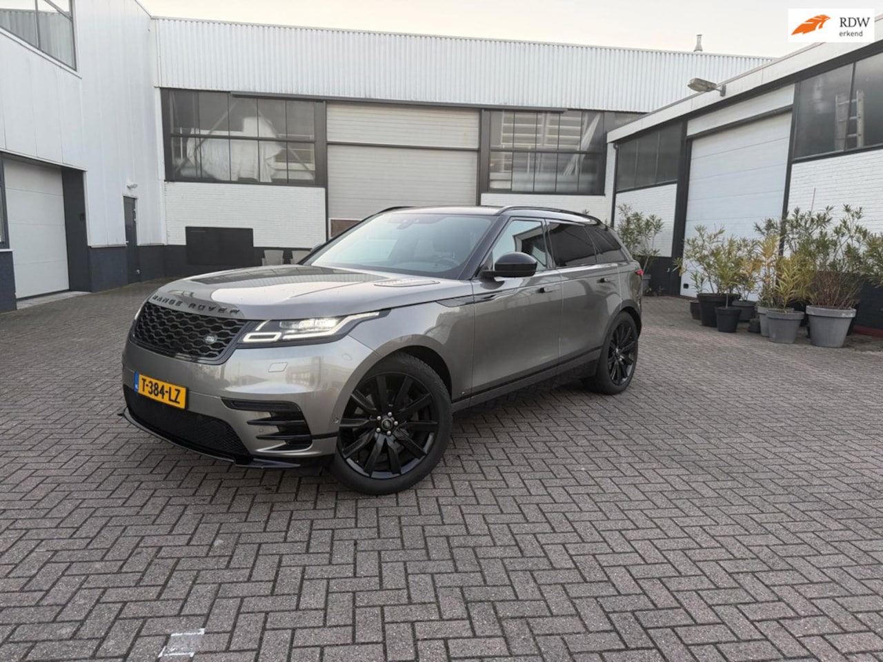 Land Rover Range Rover Velar - 2.0 P300 Turbo AWD R-Dynamic HSE PANO - AutoWereld.nl