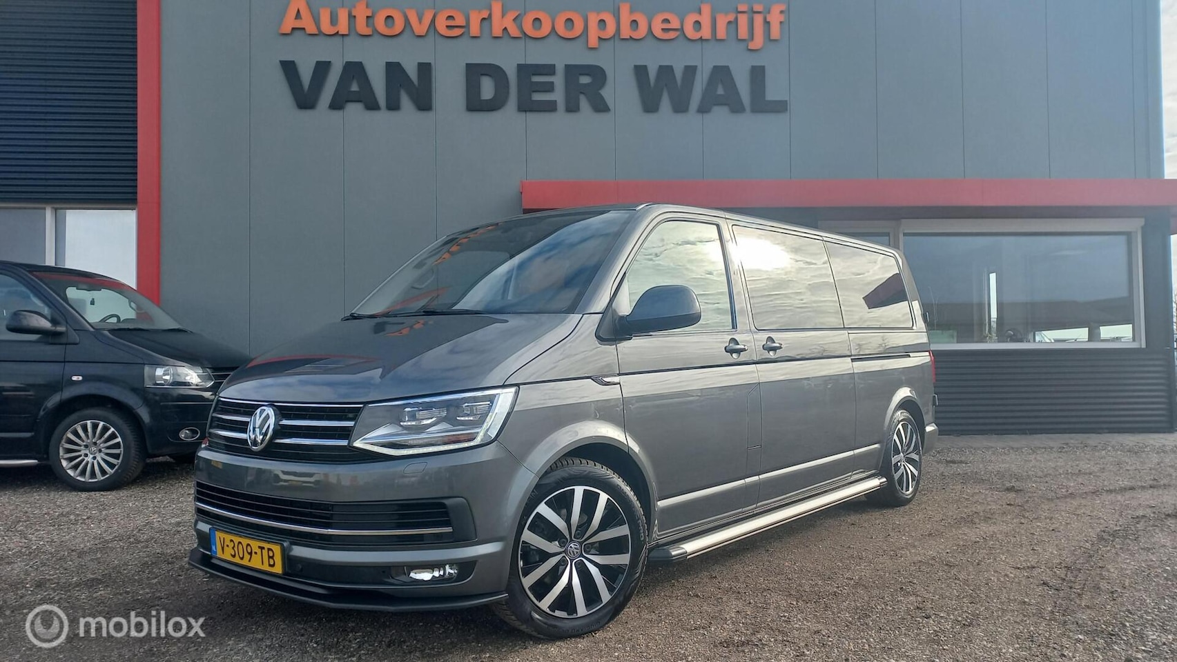 Volkswagen Transporter - 2.0 TDI L2H1 DC Highline/VERLAAGD/2XSCHUIFDEUR - AutoWereld.nl