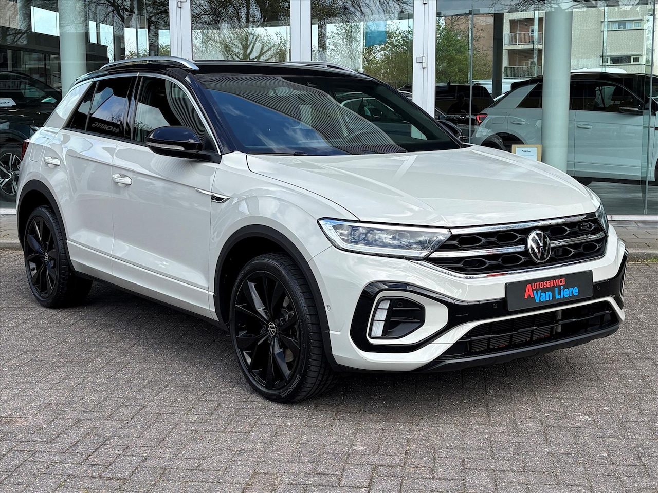 Volkswagen T-Roc - 1.5 TSI 150pk 7-DSG R-Line Black|Camera| Dodehoek|Trekhaak|Led| Rijklaarprijs incl garanti - AutoWereld.nl
