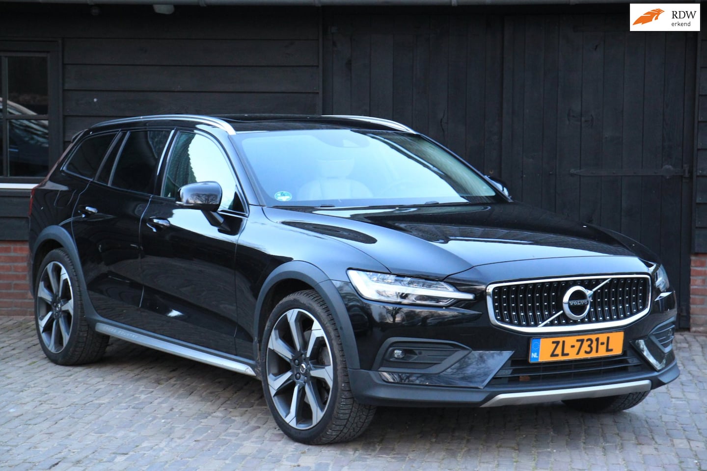 Volvo V60 Cross Country - 2.0 D4 AWD Intro Edition Panorama-Elek,Dak/Camera/Adaptive/Blis - AutoWereld.nl