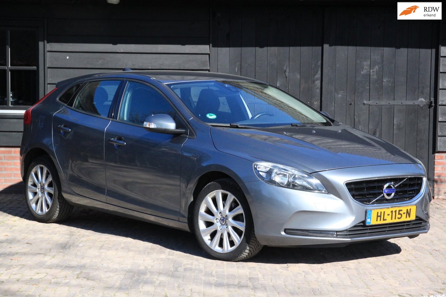 Volvo V40 - 2.0 T2 Kinetic Camera/Parkeersensor v,a/Navigatie/Trekhaak - AutoWereld.nl