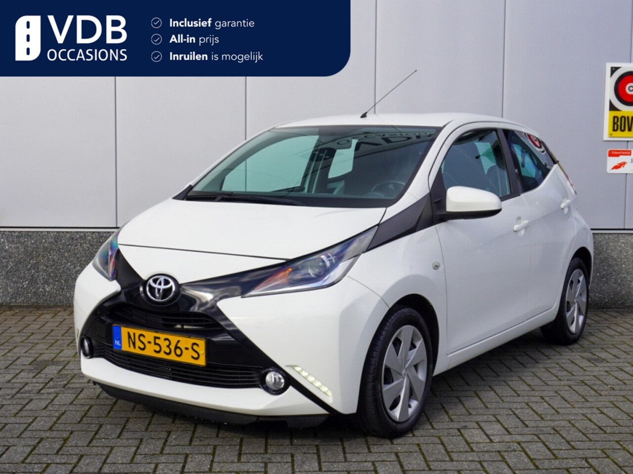 Toyota Aygo - 1.0 VVT-i x-play Navigatie | Camera | Airco | NAP - AutoWereld.nl